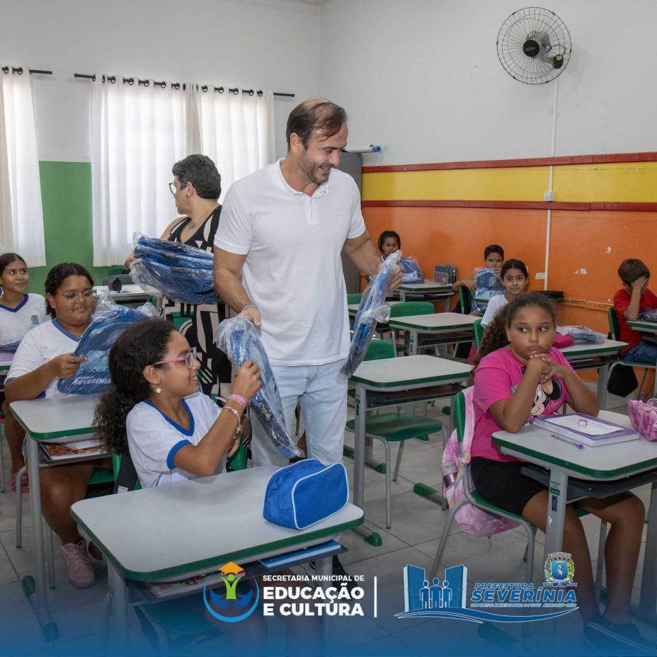 Entrega das Bolsas escolares